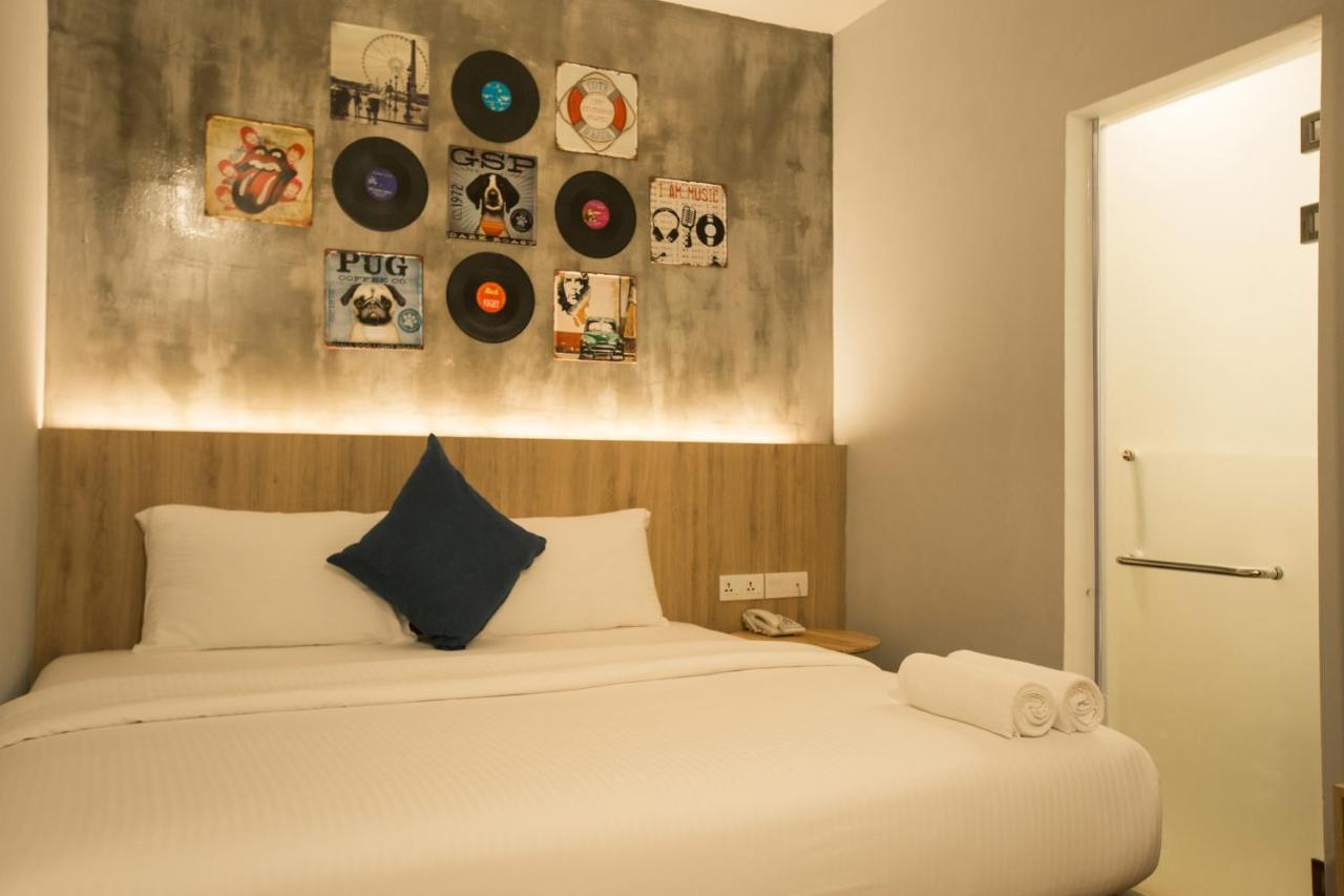 Ciq, Jalan Trus Hotel