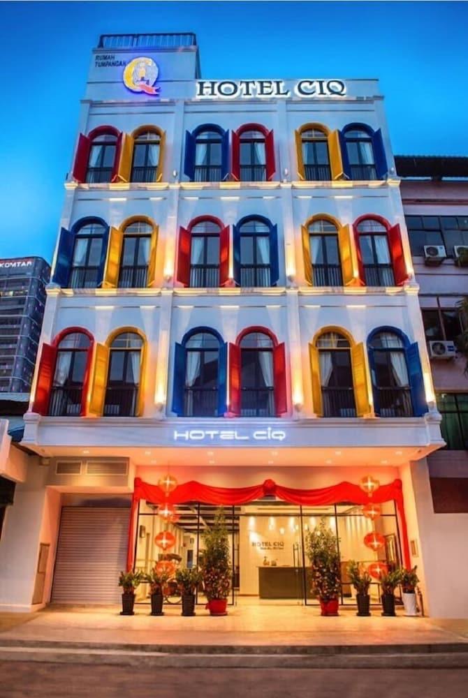 Ciq, Jalan Trus Hotel